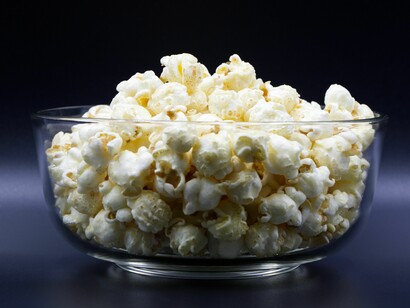 Pipoca servida em uma tigela. Presença constante em encontros, passeios e sessões de cinema, ela ocupa um lugar especial na memória de muitas pessoas