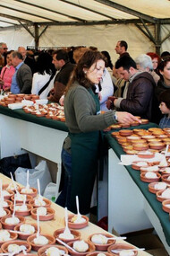 Puesto de requeixo en laFeria de Requeixo e Mel de As Neves en Galicia, España 