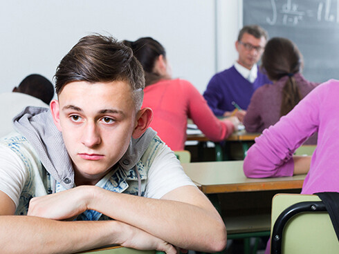 Los jóvenes que sufren pobreza suelen ser significativamente más pesimistas con la vida que les ha tocado, sintiéndose como fracasados sociales