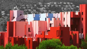 La Muralla Roja (La Muraille Rouge) à Calpe, en Espagne ; signée par l’architecte Espagnol Ricardo Bofill