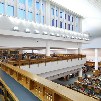 Sala de lectura en la British Library, Londres: la no existencia del estilo elevado, la dignidad social o el respeto ilustrado hace que la sociabilidad se entienda únicamente a través de los bienes materiales como subterfugio