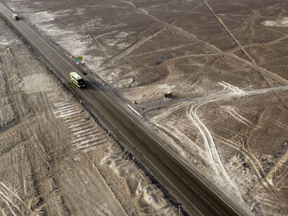 Vista aérea de las Líneas de Nazca y la Carretera Panamericana