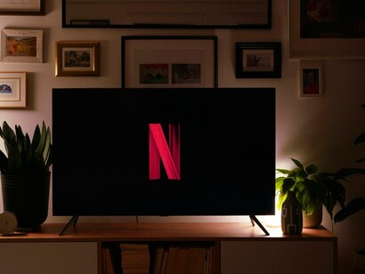 Il servizio streaming simboleggia le narrazioni confezionate per lo scroll, regie anonime, estetica da trailer, casting studiati per attrarre il pubblico in target: tutto calibrato, misurato, ottimizzato per il consumo rapido