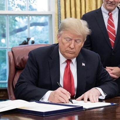 Trump signe la loi sur les services sociaux