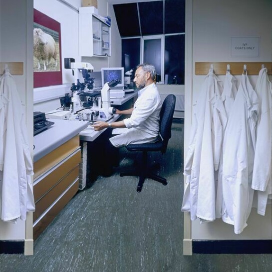 Wendy McMurdo, Embryologist Bill Ritchie in the micro-manipulation lab at The Roslin Institute, 2002, Colour photograph (laserchrome): 115.00 x 115.00 cm, Scottish National Portrait Gallery