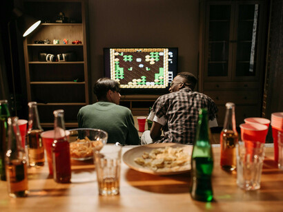 Los medios masivos influyen en nuestra manera de pensar, moldeando valores y prioridades en función de intereses comerciales