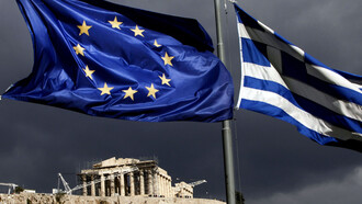 Las banderas griega y europea con la Acrópolis de Atenas de fondo