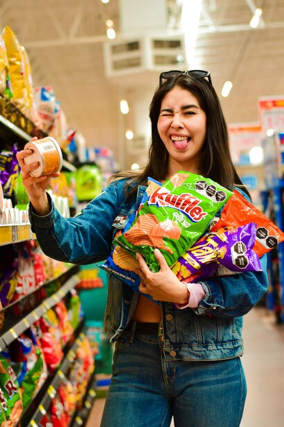 Comprar pela embalagem, no final das contas, pode e deve ser uma boa prática - mas apenas se a embalagem for analisada de forma completa. Não basta se encantar com a estética ou acreditar no que está escrito em letras grandes na frente. É preciso virar o produto, ler nas letrinhas miúdas o que realmente importa e entender o que estamos levando para casa e, principalmente, para o nosso corpo