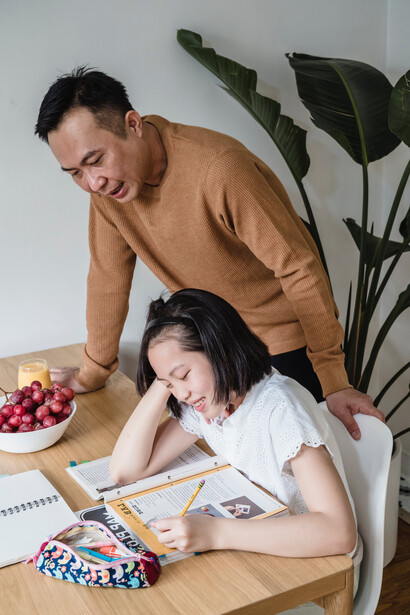 Pai acompanha a tarefa escolar da filha