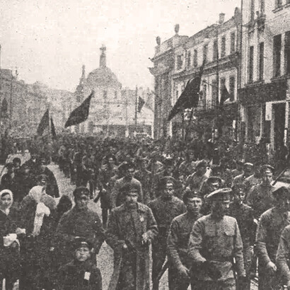 La Revolución rusa fue un acontecimiento decisivo y fundador del siglo XX,​ abierto por el estallido del macroconflicto europeo en 1914