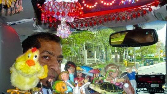 Akber Batada et son taxi