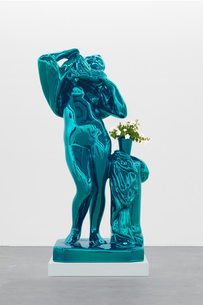 Jeff Koons, Metallic Venus, 2010 –12. Mirror-polished stainless steel with transparent color coating and live flowering plants; 100 × 52 × 40 in. (254 × 132.1 × 101.6 cm). Private collection; courtesy Fundación Almine y Bernard Ruiz-Picasso para el Arte. © Jeff Koons