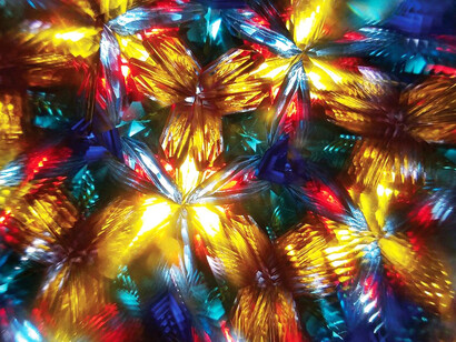 Las membranas de todas estas burbujas individuales de colores y formas múltiples que representamos se van adelgazando con los recorridos y los giros de la vida