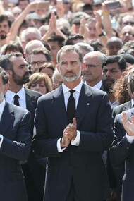 18 de agosto, plaza de Cataluña: el rey Felipe VI preside el minuto de silencio en honor de las víctimas del atentado en Barcelona 
