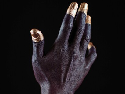 Essa tónica dá alma ao disco e traz outra atmosfera à música moçambicana. O primeiro cenário, imaginado, é o de perdas, de lágrimas, de dor