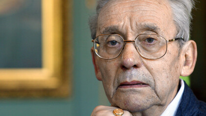 Ricoeur argumenta que a compreensão de si mesmo e do mundo é enriquecida pela interação entre textos narrativos e a experiência pessoal, facilitando um diálogo entre o passado, presente e futuro