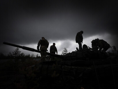 Silueta de soldados preparando un cañón en la Guerra de Ucrania