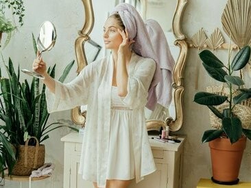 Mulher se observa calmamente no espelho. Cuidados com o corpo também fazem parte da minha rotina de autocuidado. Ainda em estado de atenção plena, faço minha série de musculação e me concentro na respiração durante os exercícios. A fadiga muscular entre as séries me provoca um estado de êxtase e relaxamento. De repente, me sinto parte de um grande grupo (mesmo sem conhecer ninguém na academia), em busca de um objetivo comum: tornar o corpo bonito (sim, esse é o real objetivo, mas quase ninguém admite)