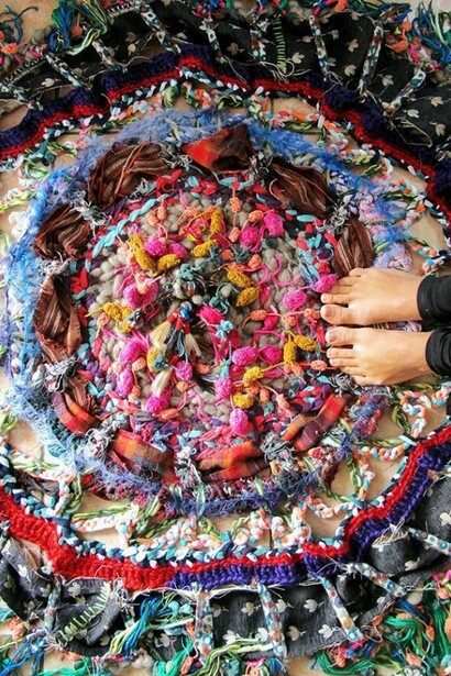 Aline Tercete, Dharma Chakra, tapete de crochê e tecido.