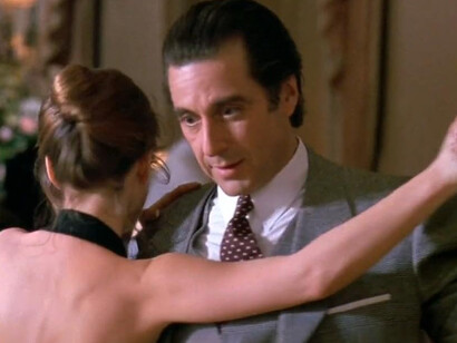 La icónica escena del tango entre el coronel Slade y Donna se ha convertido en un símbolo de Scent of a Woman, aunque su inclusión parece más un recurso efectista que una necesidad narrativa