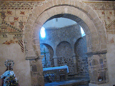 El arte mozárabe floreció especialmente en los siglos IX y X, en el contexto del Reino de León y otras zonas del norte. una joya del patrimonio hispánico. Nacido en una época de tensiones religiosas y políticas, logró sintetizar diversas influencias para crear algo singular. Santo Tomás de las Ollas, Ponferrada, León, España