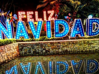 Iluminación navideña en un centro comercial de Colombia