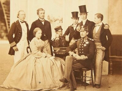 Membros da família real portuguesa em 1861. O ponto de virada em sua vida, e na história do Brasil, começou com a Revolução Liberal do Porto de 1820. As cortes portuguesas, eleitas com um viés profundamente conservador em relação à colônia, exigiram o retorno imediato da família real e a reimposição do pacto colonial, pretendendo relegar o Brasil novamente à condição de simples fornecedor de matéria-prima. Rei João VI, seu pai, um homem vacilante mas pragmaticamente afeiçoado ao Brasil, viu-se obrigado a retornar a Portugal em 1821, deixando para trás o príncipe Dom Pedro como Regente do Brasil