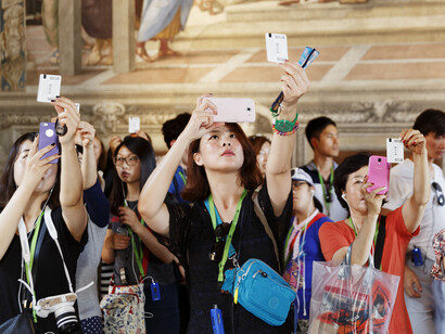 Martin Parr. Vatican Museums, 2015. Visitatori fotografano il biglietto d’ingresso nella Stanza della Segnatura di Raffaello. Stampa fotografica, cm 51 x 76 . Musei Vaticani, Collezione d’Arte Contemporanea, invv. 74348. Foto Martin Parr © Governatorato SCV – Direzione dei Musei


