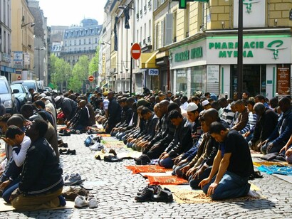 Musulmanes rezando en la calle de alguna ciudad europea