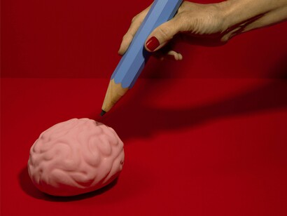 Esse processo de redução e priorização da informação nos permite focar nos aspectos mais relevantes do nosso ambiente, possibilitando uma tomada de decisão rápida, apesar das limitações da velocidade de processamento cognitivo