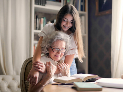 Grand-mère et petite-fille partageant un moment d'affection. Donc j’arrive ce mercredi-là, on discute et, d’un coup elle me dit : “Je discute avec quelqu’un sur Messenger” alors toute contente, je lui demande qui est cette personne, elle me répond : “C’est Johnny Depp” © Sacha Jea
