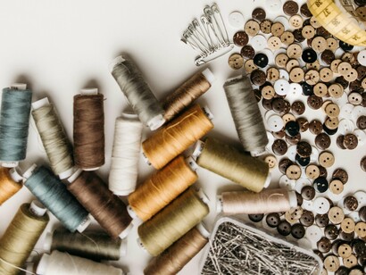 Para designers e marcas, adotar estas soluções significa alinhar-se com uma geração cada vez mais atenta, exigente e disposta a pagar mais por peças verdadeiramente sustentáveis. Para consumidores, é a oportunidade de fazer escolhas informadas e apoiar práticas regenerativas