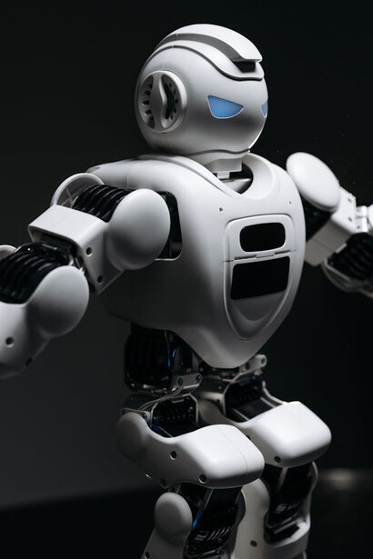 Robot giocattolo bianco con gli occhi illuminati
