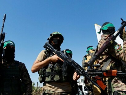 Combatentes do Hamas participam de uma manifestação portando armas e símbolos associados ao movimento palestino. A presença do grupo evidencia uma das principais frentes do chamado “Eixo de Resistência”, rede de organizações aliadas ou próximas ao Irã que amplia a dimensão regional do conflito entre Israel e seus adversários