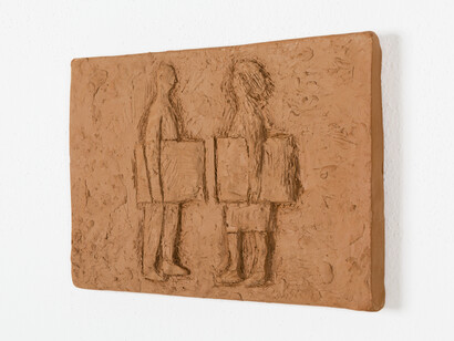 Rodrigo Hernández, "Spontaneous meeting" (Freiestr) da "Silvia series", 2017, terracotta, cm. 20x28 - Ph C. Favero