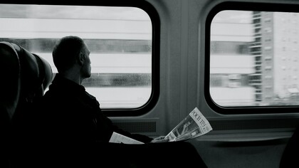Uomo guarda fuori dal finestrino di un treno. Scappavo da Ferrara, appena potevo e prendevo un treno diretto a Milano. Arrivavo alla Stazione Centrale e mi recavo in metro a casa di due artisti cileni, Pilar e il suo compagno l’architetto Fernando anche loro in esilio, ma completamente inseriti nel circuito degli squatter