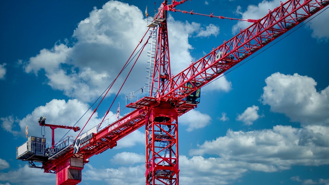 Dopo una guerra, la necessità di ricostruire le infrastrutture distrutte porta spesso a un boom economico, sostenuto da investimenti pubblici e privati