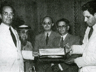Carlos Márquez Sterling presented the golden pen with which he signed the Constitution