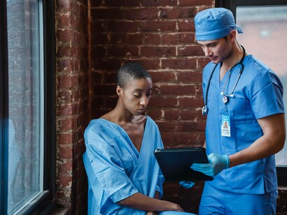 A doctor shows the chart and explains in detail about Stoneman syndrome