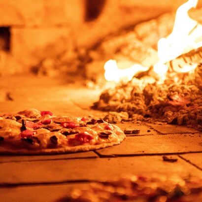 Dalla strada napoletana alle tavole del mondo, la pizza ha mantenuto la sua anima: semplice, vera e accogliente come un abbraccio