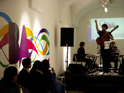 Componen Sinestesia expositores y artistas menores de 30 años, que ofrecen muestras de dibujo, pintura, fotografía y grupos musicales.   "Sinestesia. Arte con impulso". Centro Cultural Recoleta, Buenos Aires, Argentina