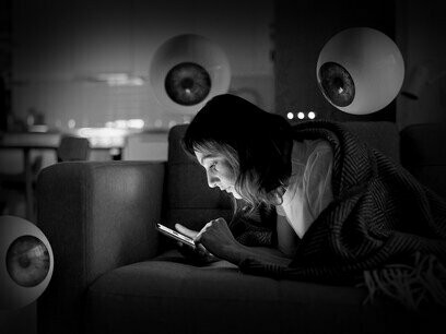 A implementação da Lei Geral de Proteção de Dados (LGPD) demonstra crescente consciência da necessidade de proteger dados dos cidadãos. Entretanto, a Estratégia Brasileira de Transformação Digital tem sido criticada por não promover suficientemente a inovação nacional, ilustrando a tensão contínua entre necessidades de desenvolvimento e soberania digital