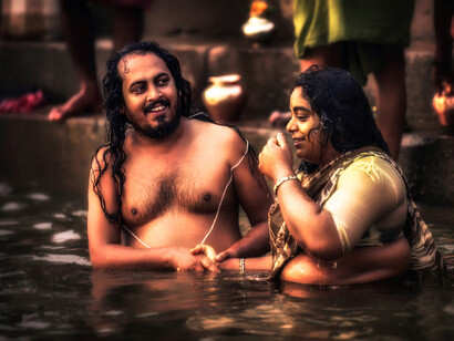 India – Abluzioni mattutine nel Gange a Varanasi