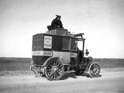 Capitano D'Albertis su tetto dell'auto. Gafsa, Tunisia, 31 marzo 1902  
