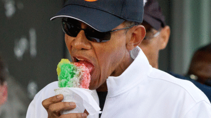 El presidente de Estados Unidos, Barack Obama, disfruta de un helado durante sus vacaciones