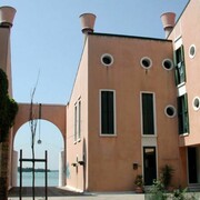 San Girolamo. Immeuble situé Sacca San Girolamo dans le secteur de Cannaregio. Il fait partie d'un ensemble d'habitations réhabilitées en 1987-1990 par l'architecte Franco Bortoluzzi et le Bureau d'Urbanisme de la Ville de Venise.