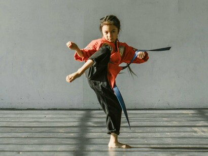 O sensei Vinício Antony fala sobre isso em seu livro sobre a mente faixa preta, que vai além das artes marciais, nos preparando para enfrentar e superar os desafios que a vida nos apresenta, seja no trabalho, na faculdade ou nos relacionamentos. Para superar estes desafios, precisamos ter a mente aberta para o aprendizado contínuo, coragem para tomar decisões, em especial aquelas que podem impactar fortemente nossas vidas