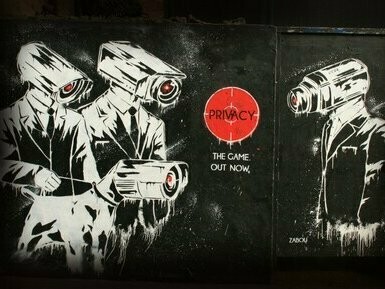 "Privacy", de Zabou, em Londres, Inglaterra. As obras de Surveillance Art, não se restringem a uma abordagem direta ou puramente explicativa. Pelo contrário, ao reconstruir visual e conceitualmente as dinâmicas de poder, e ao confrontar o público com a materialidade da vigilância, essas obras instigam uma reflexão crítica mais profunda sobre nosso papel na perpetuação desse sistema








