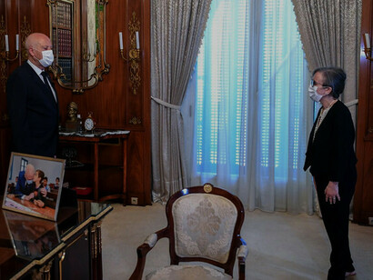 Najla Bouden con Saied en las consultas