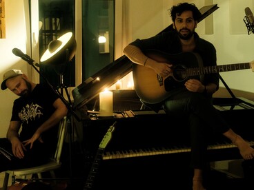 Ci sono periodi intensi in cui le relazioni sembrano nascere con naturalezza e ogni esperienza ha un’energia irripetibile